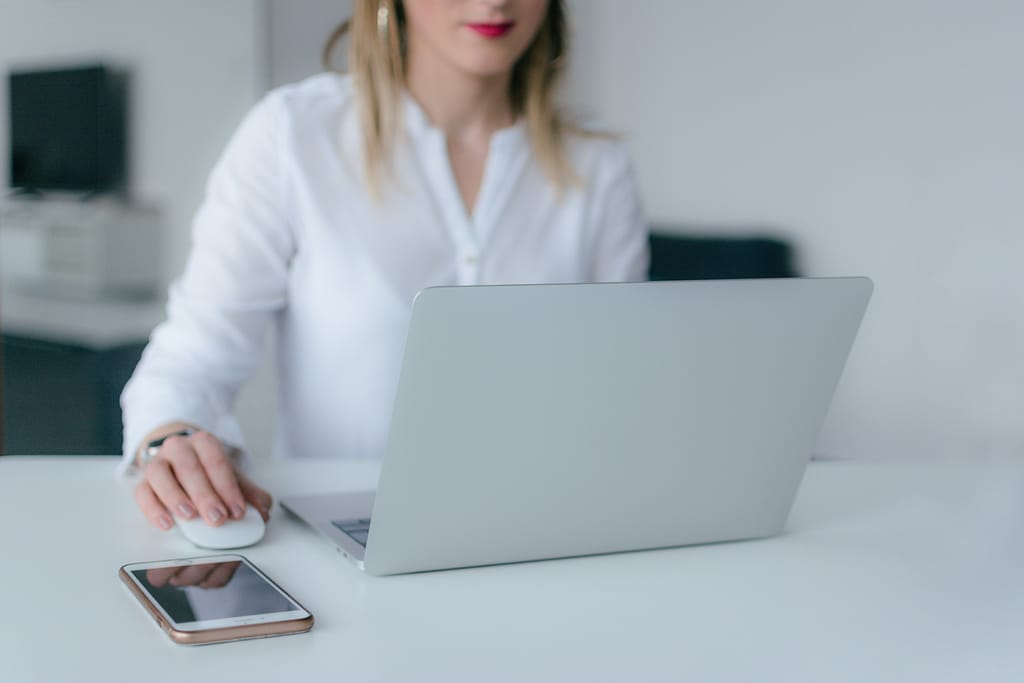 mujer y computadora